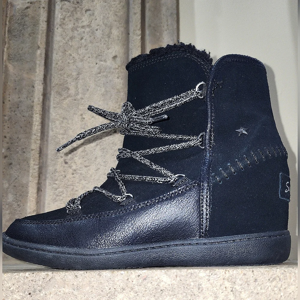 NWOB Skechers Plus 3 Trois Suede Lace-up Bootie Size 9